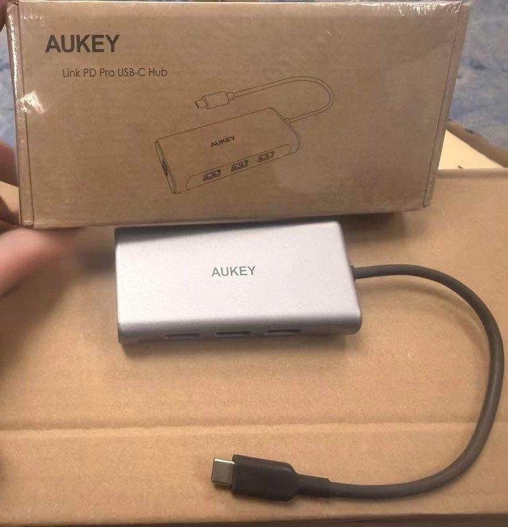 AUKEY 8合1多功能USB-C Hub (2)